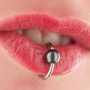 Сделать Пирсинг губы в Москве в салоне ТАТУмания
