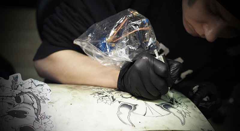 Обучение тату, курсы художественной татуировки в школе салона ТАТУ-МАНИЯ.