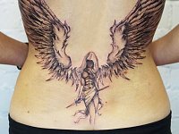 Тату ангел на пояснице