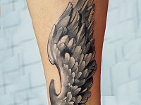 Тату крыло на ноге