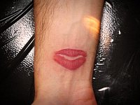 тату поцелуй