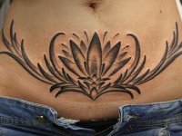 Тату цветок с узором на животе