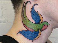 Тату ласточка на шее