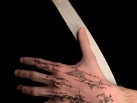 Тату графика на кисти