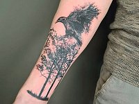 Тату ворон и дерево