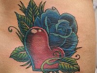 Тату сердце с розой олдскул