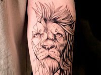 Тату лев геометрия на руке