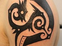 Татуировка трайбл на плече