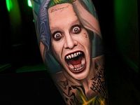 Тату портрет джокера на ноге