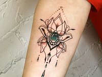 Тату лотос с камнем