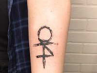 Татуировка символ на предплечье