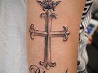 тату крест на руке