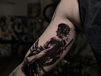 Татуировка самурай на бицепсе