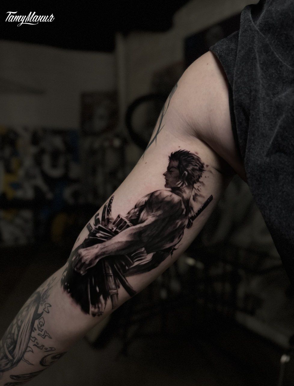 Татуировка самурай на бицепсе