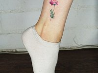 Тату маленький цветок на щиколотке