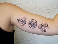 Тату маяк, волна и горы