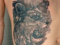 Тату лев на боку