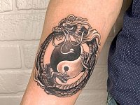 Тату уроборос и инь ян