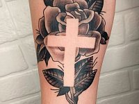 Тату роза с крестом