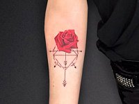 Тату роза геометрия
