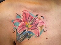 женская тату лилия в реализме