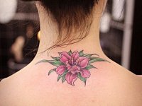 Маленькая татуировка цветок на спине
