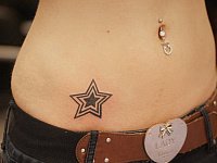 Женская тату на животе звездочка