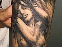 Тату портрет девушки на руке