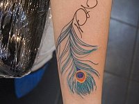 тату инициалы и перо павлина