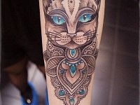 Татуировка кота на руке