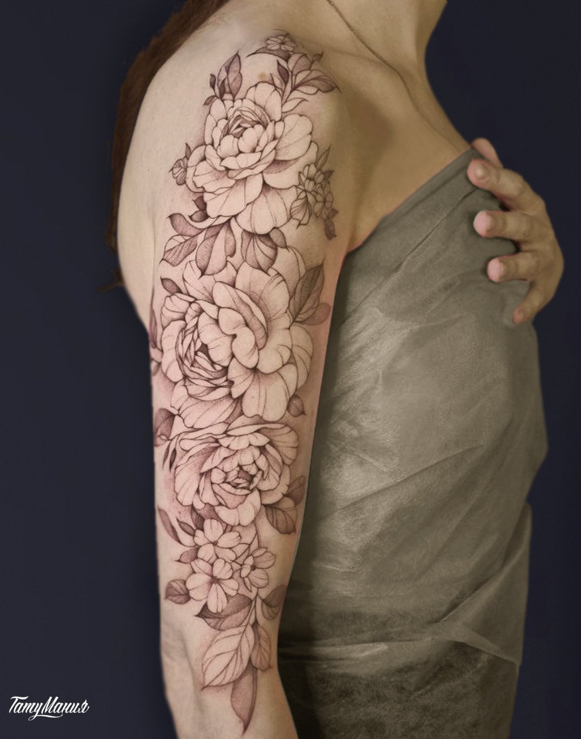 Тату пионы на плече