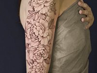 Тату пионы на плече