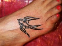 Татуировка ласточка на ноге