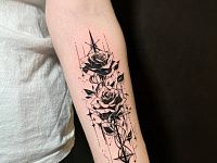 Тату розы и стрела
