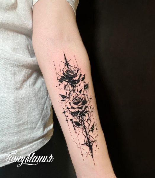 Тату розы и стрела
