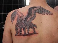 Тату лошадь с крыльями на спине