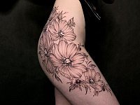 Татуировка цветов на бедре