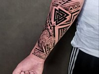 Татуировка полинезия на предплечье