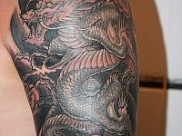 Тату китайский дракон на плече