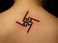 Татуировка надпись на спине