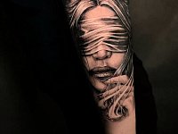 Тату девушка с завязанными глазами