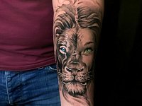 Тату лев с лицом девушки