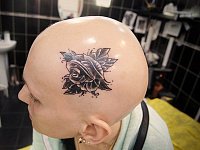 тату роза на черепе