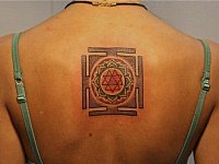Тату мандала янтра на спине