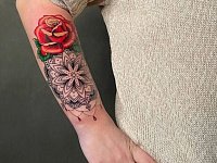 Тату роза и мандала
