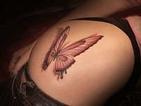 Женская тату на попе бабочка