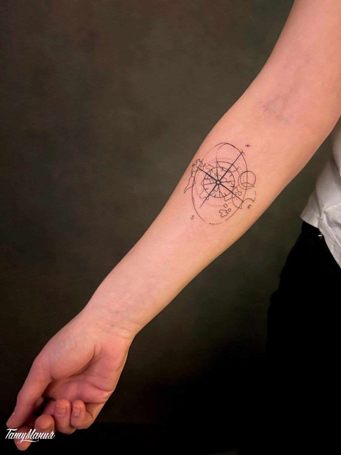 Тату компас роза ветров на предплечье