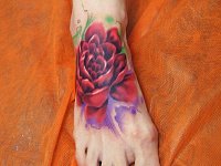 тату цветок пиона на стопе