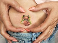 Тату лиса на животе