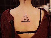 тату знак бесконечности в треугольнике